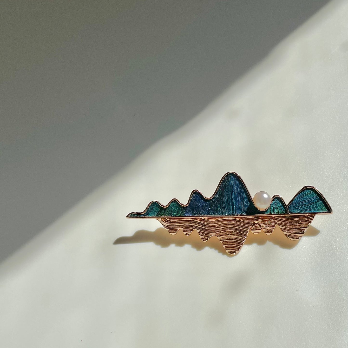 Tiantsui brooch with design of mountain and water view